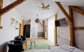 Salon Win Wine Bar & Apartments